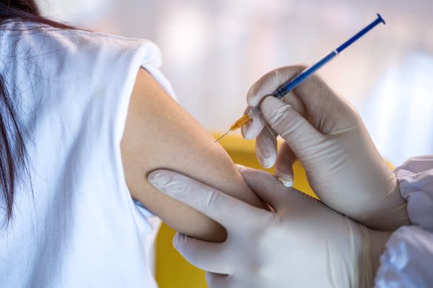 Mardi 20 juillet, Olivier Véran lors d’une session de questions réponses à l’Assemblée nationale a précisé la liste très restreinte des contre-indications au vaccin, la grossesse n’en faisant pas partie. Il a ainsi confirmé que les femmes enceintes pouvaient se faire vacciner contre le Covid-19 dès le “premier trimestre” de grossesse. (Photo: Wang Yukun via Getty Images)