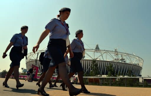 Personal de seguridad patrulla junto al Parque Olímpico de Londres este jueves, en la víspera de la ceremonia de inicio de los Juegos Olímpicos-2012 en la capital británica. (AFP | Saeed Khan)