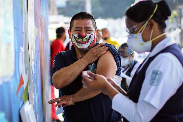 Un hombre se vacuna en México. La campaña de inoculaciones será clave para evitar la expansión de las nuevas variantes
