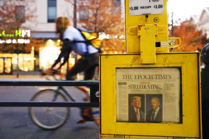 賓州的川普支持者仍在費城計票中心外抗議，費城街頭報箱中一份《大紀元時報》（The Epoch Times）頭條寫著「仍在計票中」。（美聯社）