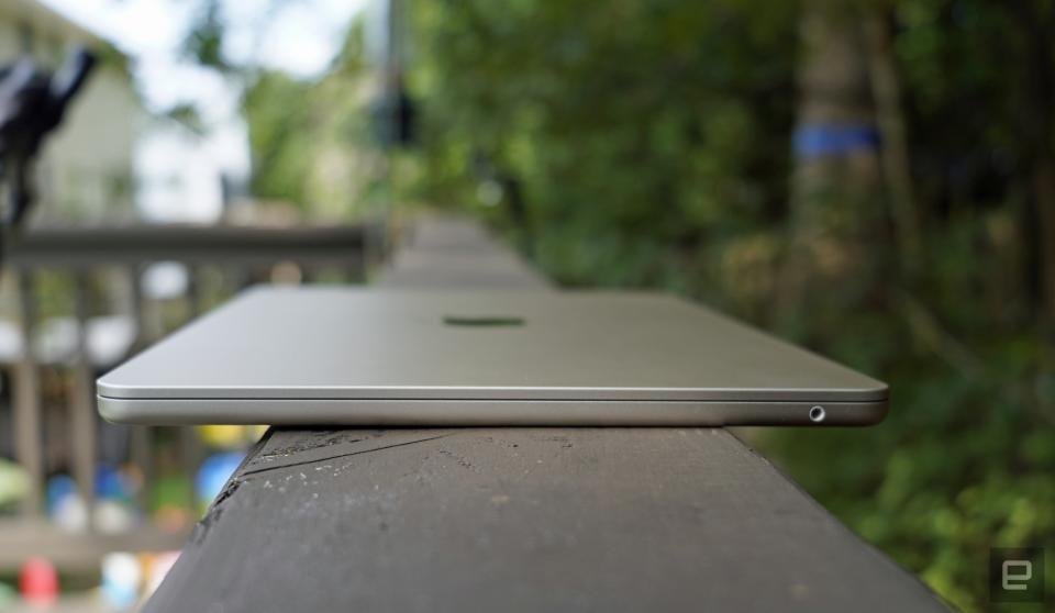 <p>MacBook Air (M2, 2022) side profile with headphone jack</p>
