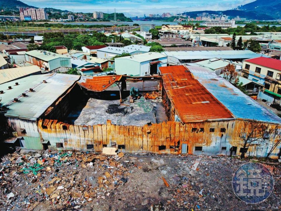 遭祝融燒毀的鐵皮工廠大都是違建，業主無法就地重建只能搬遷。