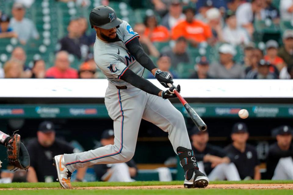 El jardinero de los Marlins de Miami Bryan de la Cruz batea un hit en el quinto inning del partido ante los Tigres, celebrado el 13 de mayo de 2024 en Detroit.