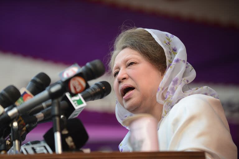 La principal líder de la oposición de Bangladesh y presidenta del Partido Nacionalista de Bangladesh (BNP), Khaleda Zia, se dirige a un mitin en Dhaka el 20 de enero de 2014.