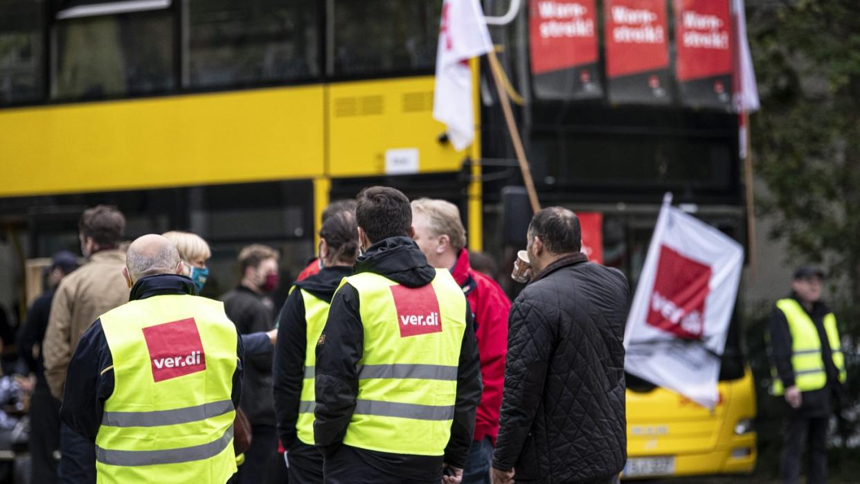 Mitarbeiter der Berliner Verkehrsbetriebe (BVG) streiken vor einem BVG Betriebshof in der Stadt.