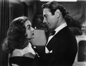 En 1960, Bette Davis et Gary Merrill se séparent. Une relation marquée par des épisodes de violences, de grandes phases alcoolisées et par le placement de leur fille adoptive Margot, victime de problèmes cérébraux, dans un établissement spécialisé. Mais la cause de leur divorce serait à chercher ailleurs : ils auraient vécu leur relation dans la vie réelle comme... Dans un film. <em>"Le seul problème, c'est que nous sommes tombés chacun amoureux d'un personnage de film. Mais le film s'est terminé. Nous ne l'avons pas compris et nous avons continué à jouer les rôles principaux d'un long soap-opera. Mais avec le mauvais script et le mauvais casting"</em>, expliquera Bette Davis dans sa biographie <em>The Girl Who Walked Home Alone</em>.