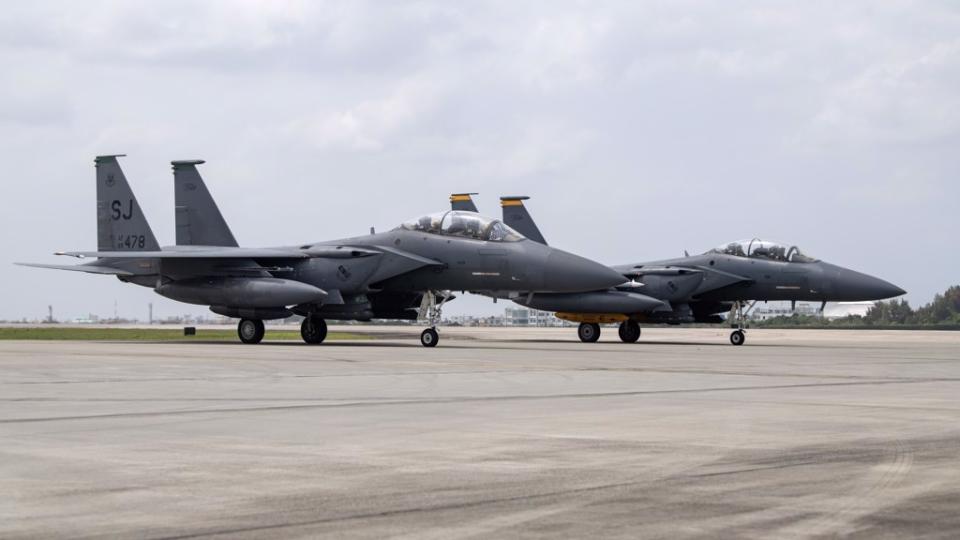 美國從本土調派F-15E戰鬥轟炸機到日本沖繩縣嘉手納空軍基地，接替部署嘉手納多年、目前分批返回本土的舊式F-15C/D戰機。（圖／嘉手納空軍基地）