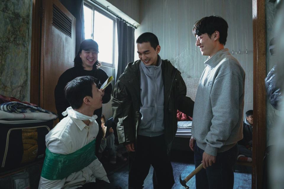 劉秀彬（左）、導演李正坤、俞承豪、金東輝在《交易》拍攝現場互動逗趣。friDay影音提供