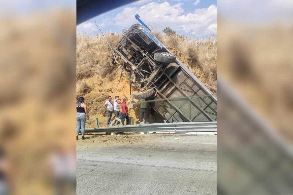 Autobús de pasajeros accidentado en la autopista México-Puebla|Foto: @Gposiadeoficial