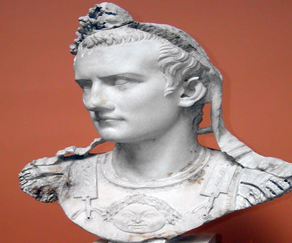 Busto de Calígula, el excéntrico, déspota, psicópata e incestuoso emperador romano (imagen vía Wikimedia commons)