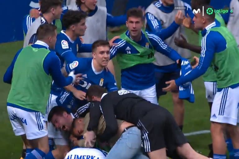 Algunos festejan, otros, se dan cuenta de que algo está mal. Los futbolistas de Oviedo celebraron por error un resultado que pudo darles la chance de jugar por un ascenso a la primera división de España