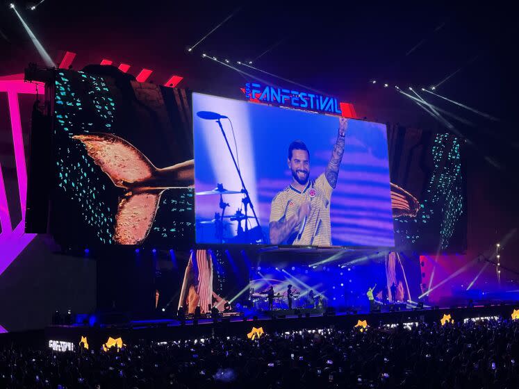 Maluma da inicio a la fiesta del Mundial de Qatar 2022 en el FanFest de la FIFA.