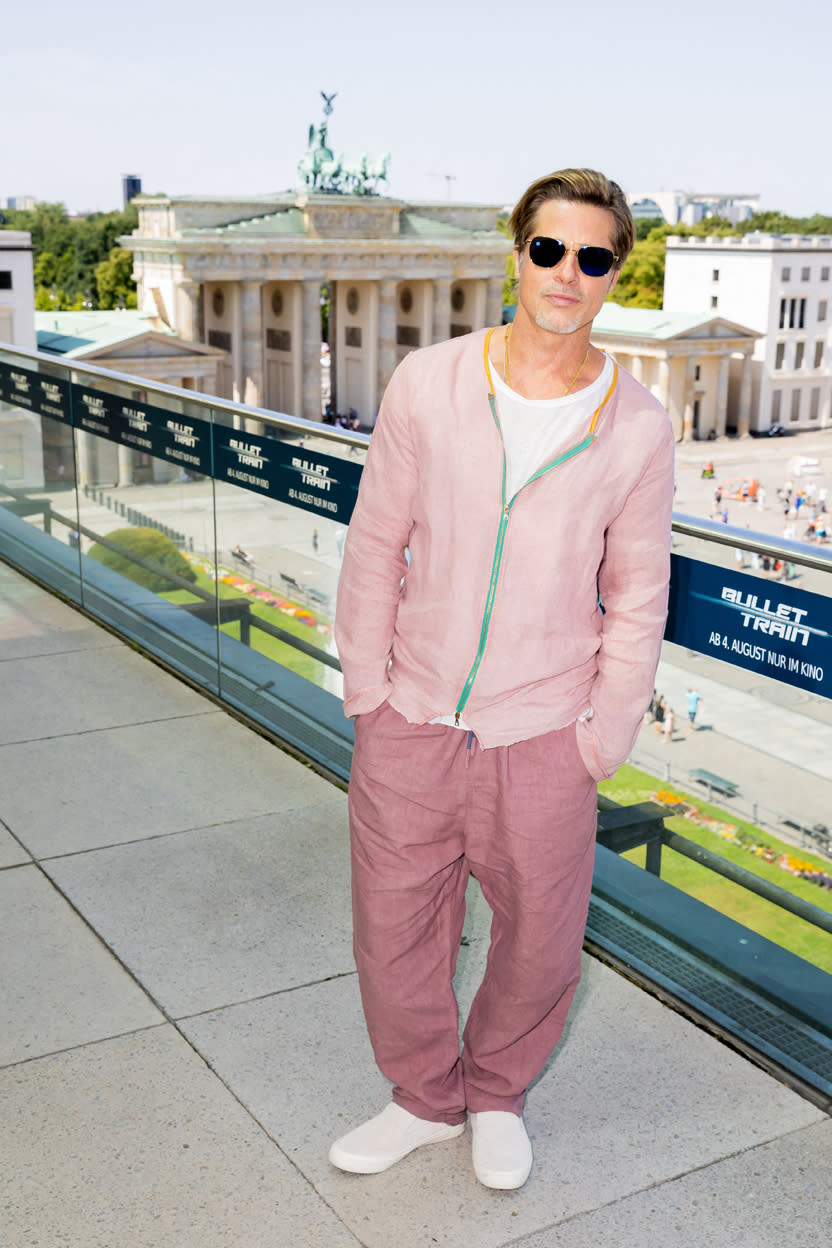 Brad Pitt en total look rose à Berlin