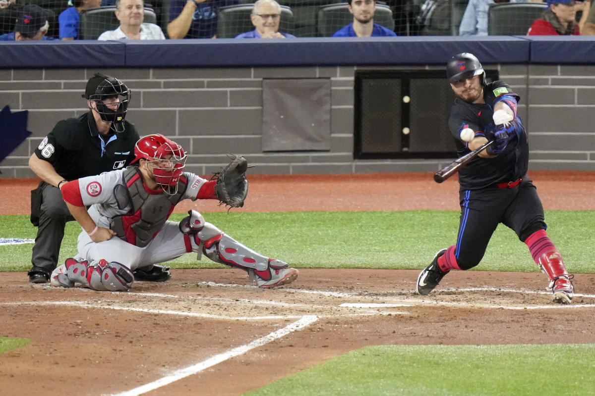 Alejandro Kirk's winning hit in the 11th inning takes the Blue Jays past the Cardinals 4-3