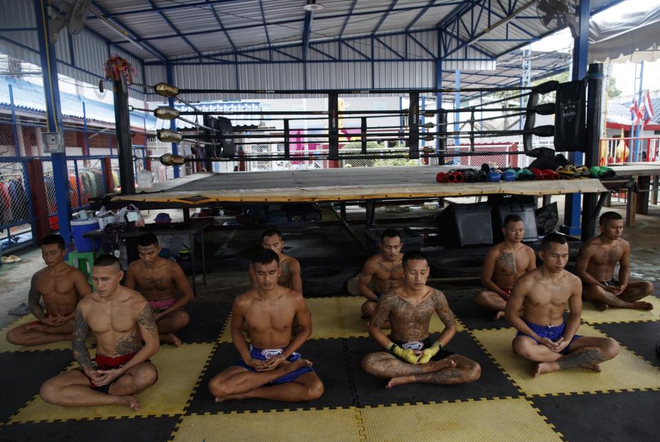 Un grupo de reclusos de una cárcel de Tailandia que ha encontrado en los combates de muay thai su futuro. (EFE)