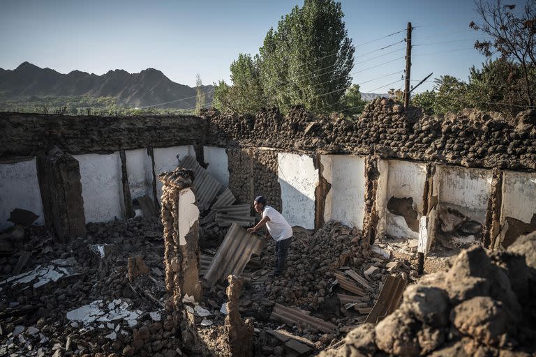 Usman Shaidullayev limpia los escombros de su casa en Dostuk, Kirguistán, después de un breve pero sangriento conflicto fronterizo entre Kirguistán y Tayikistán.