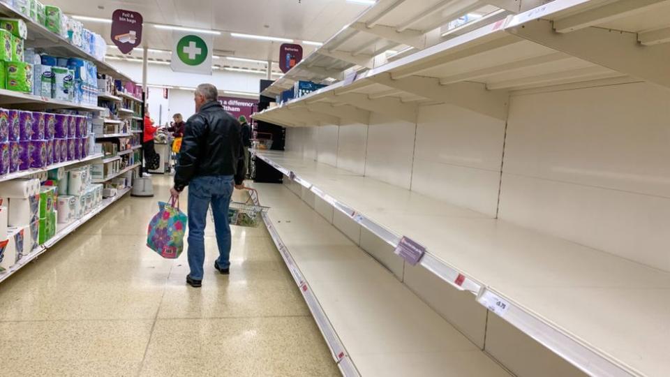 Estantes vacíos en un supermercado.