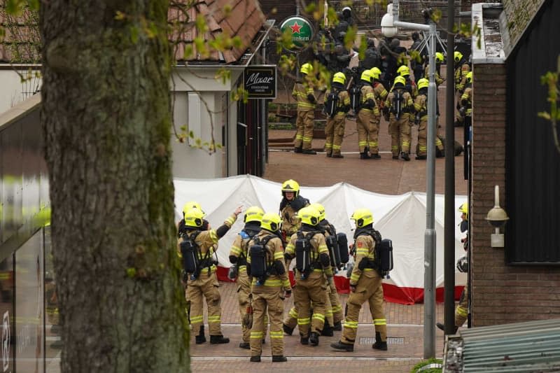 Police and emergency services arrive due to an incident in the center of Ede. Several people were taken hostage in a cafe in the Dutch city of Ede near Utrecht on Saturday. -/ANP/dpa