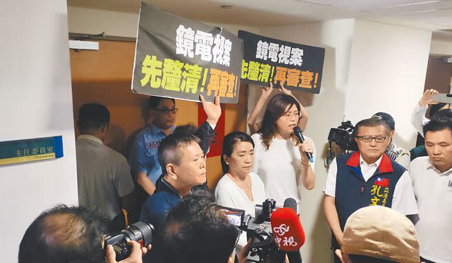 NCC昨日排定審查鏡電視上架、董監事變更等案，國民黨立委前往NCC，在主委陳耀祥辦公室外抗議。（鄭任南攝）