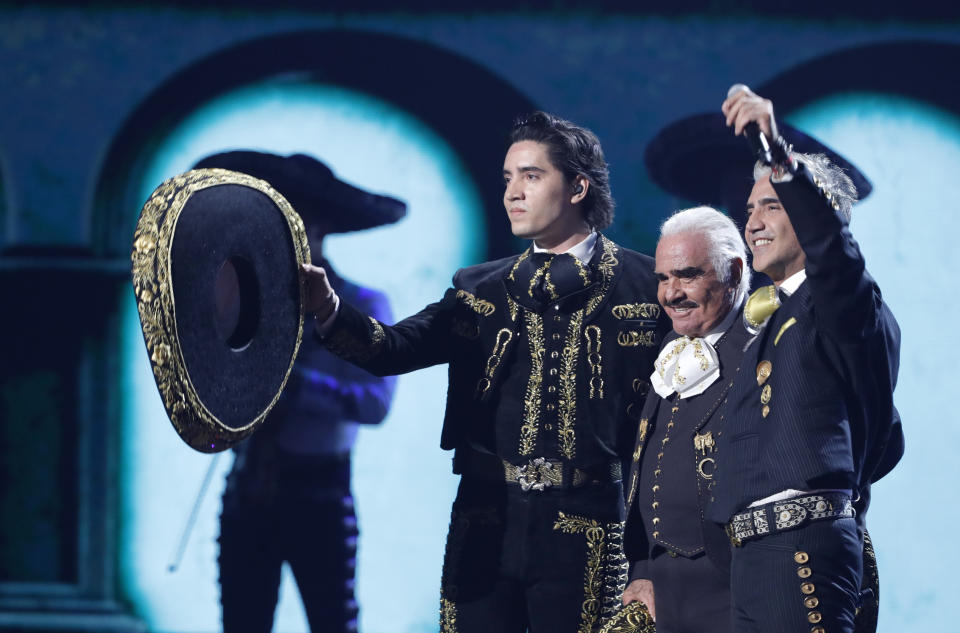 En lo que fue una de sus últimas apariciones públicas, Vicente Fernández cantó junto a su hijo Alejandro y su nieto Alex Fernández en los Latin Grammy, realizados en el 2019 en Las Vegas, Nevada. (Reuters)