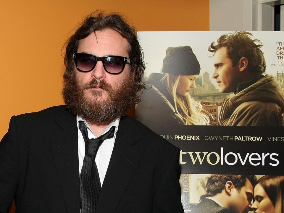 Joaquin Phoenix posa desapasionadamente delante de un poster de su película ‘Two Lovers’ en 2009 (Getty Images)