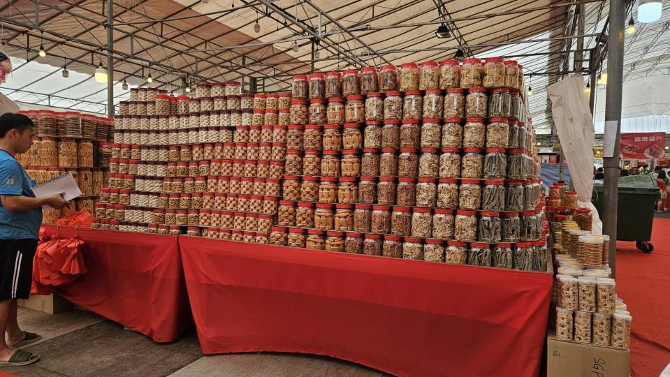32 day punggol pasar malam - CNY Snacks