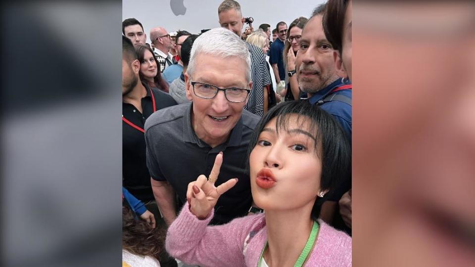 莫莉曬出和現任蘋果執行長Tim Cook（提姆庫克）的合照。（圖 / 翻攝自@molly_chiang IG）