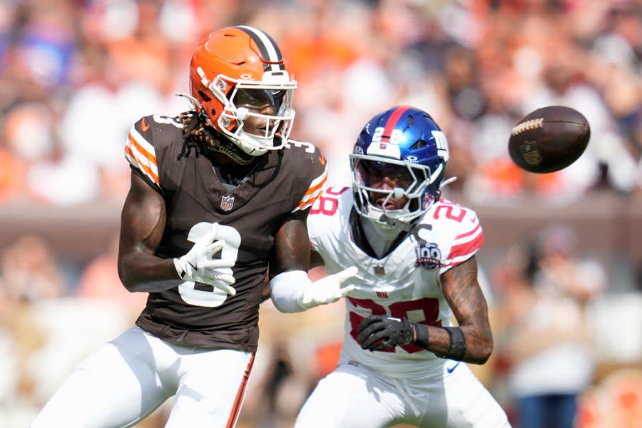 Cleveland Browns wide receiver Jerry Jeudy, left, catches a pass in front of New York Giants cornerback Cor’Dale Flott during the second half of an NFL football game, Sunday, Sept. 22, 2024, in Cleveland. (AP Photo/Sue Ogrocki)