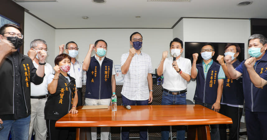 國民黨主席參選人朱立倫今日和桃園立委魯明哲合體造勢。（圖／朱立倫辦公室提供）