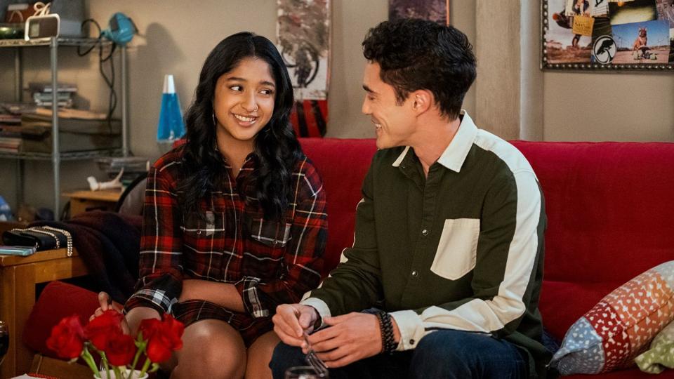 Never Have I Ever. (L to R) Maitreyi Ramakrishnan as Devi, Darren Barnet as Paxton Hall-Yoshida in episode 303 of Never Have I Ever. Cr. Lara Solanki/Netflix © 2022