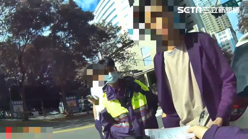 警方開立罰單後，陳男瞬間理智線斷。（圖／翻攝畫面）