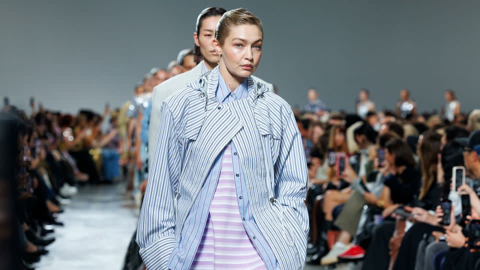 Gigi Hadid wears a deconstructed shirt at Rabanne. - Ik Aldama/picture alliance/Sipa USA