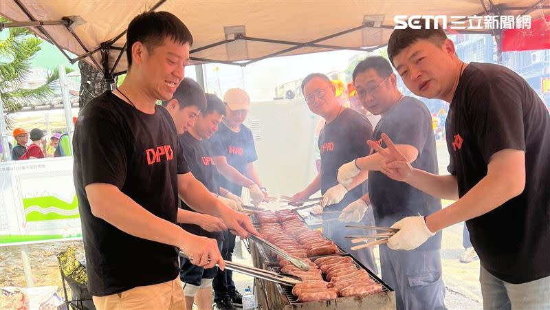 大埔鐵板燒老闆們烤香腸慰勞香燈腳。（圖／記者鄭尹翔、林宥村攝影）