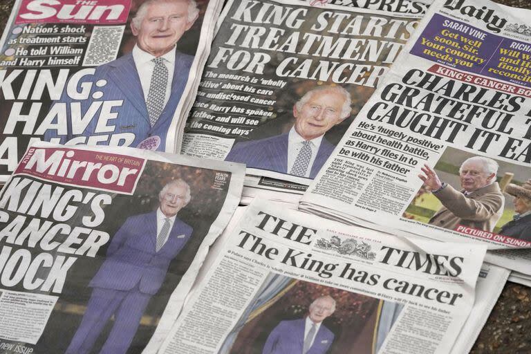 Una selección de portadas de los periódicos nacionales británicos para el 6 de febrero de 2024, después de que se anunciara que el rey Carlos III tiene cáncer.