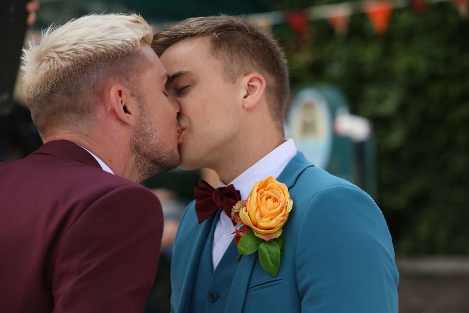 Monday, October 22: Ste and Harry kiss