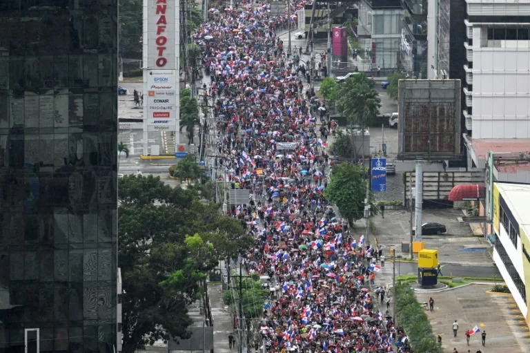 Vista aérea de una marcha contra el contrato del gobierno con la empresa minera canadiense First Quantum y su filial Minera Panamá en Ciudad de Panamá, tomada el 27 de octubre de 2023. (LUIS ACOSTA)
