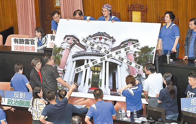 立法院1日起審查國會改革草案，民進黨團祭出「天天甲動（甲級動員）」對抗。圖為2020年立法院進行監察院長被提名人陳菊資格審查，立院抗爭情形。（本報資料照片）