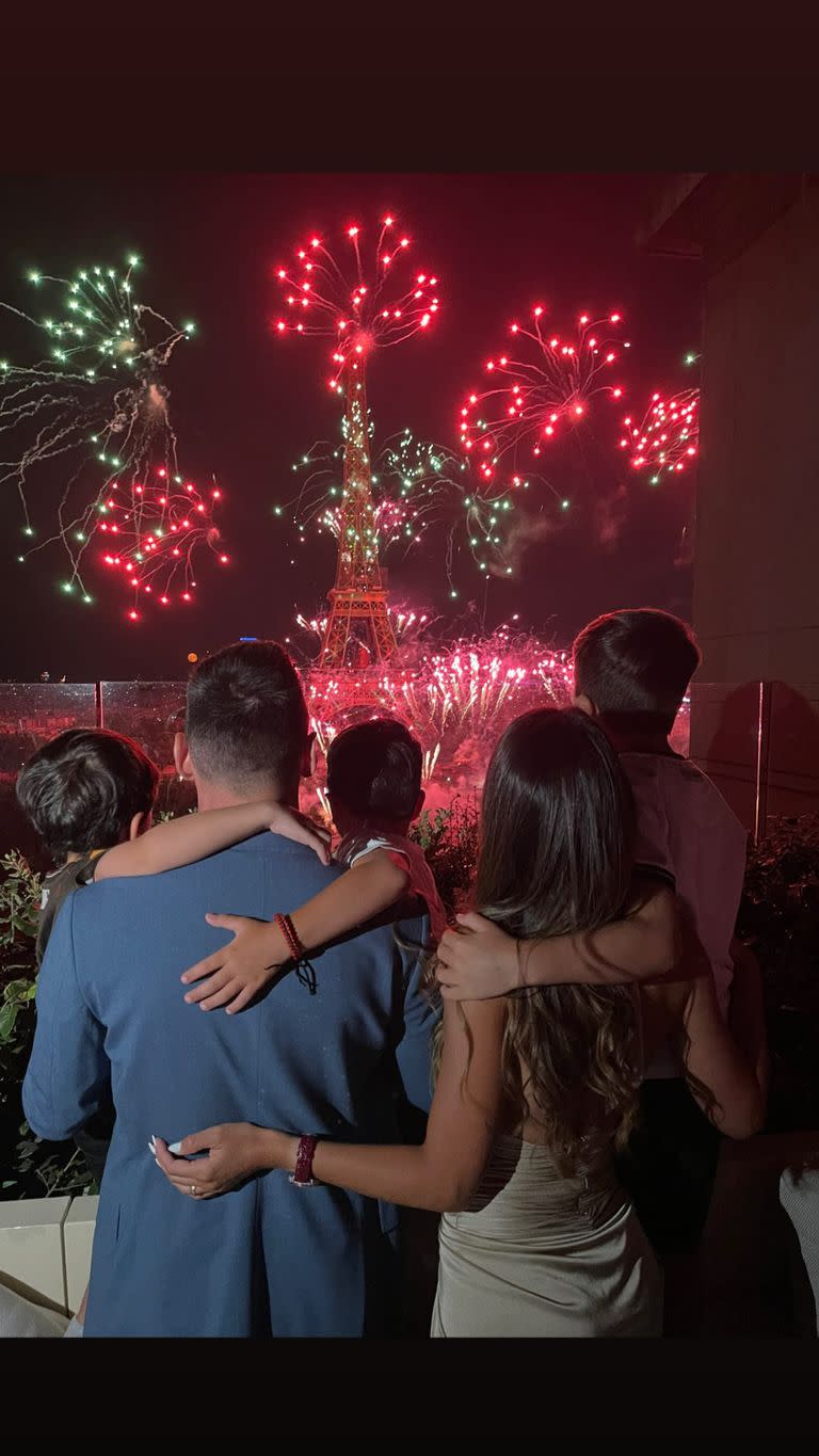 La familia Messi disfrutando de los fuegos artificiales con la Torre Eiffel de fondo