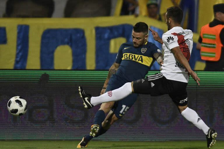 Saracchi, con la camiseta de River, intenta bloquear un remate de Nahitan Nandez, durante la final entre el Millonario y Boca disputada en marzo de 2018 en Mendoza, por la Supercopa Argentina 2017