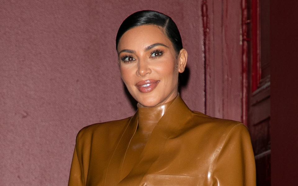 Lange Zeit stand sie - finanziell - im Schatten ihrer Halbschwester Kylie Jenner: Anfang April gab das "Forbes"-Magazin bekannt, dass Kim Kardashian inzwischen Milliardärin ist. Vor allem ihre Kosmetikmarke KKW Beauty, aber auch die figurformende Unterwäsche, die sie mit ihrer Firma Skims vertreibt, bescherten dem "Keeping up with the Kardashians"-Star dieses Vermögen. (Bild: Marc Piasecki/WireImage)