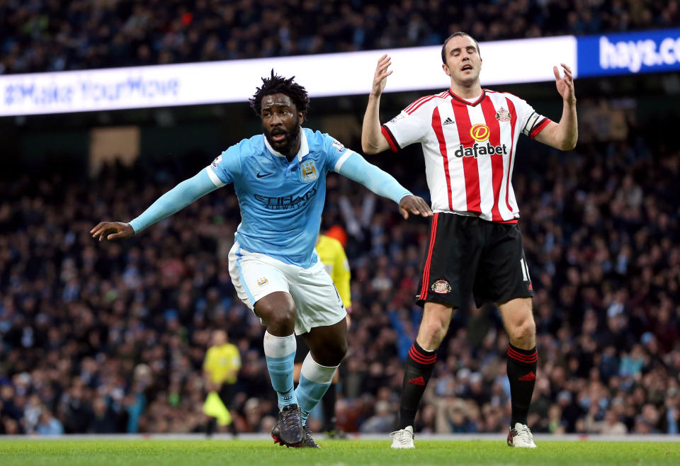 El jugador del Manchester City, Wilfried Bony, izquierda, celebra su gol contra el Sunderland durante el partido de la Liga Premier inglesa en el estadio Etihad, en Manchester, Inglaterra,el sábado 26 de diciembre de 2015. (Martin Rickett/PA via AP) UNITED KINGDOM OUT