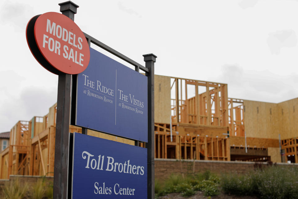 Un lotissement Toll Brothers est présenté à Carlsbad, Californie, États-Unis, le 21 mai 2018. REUTERS/Mike Blake