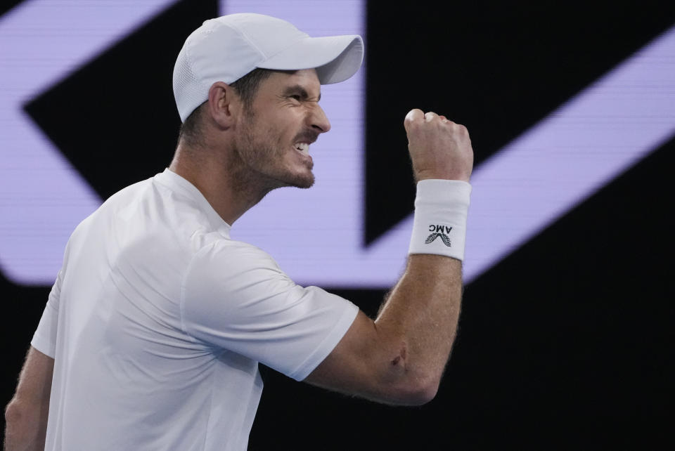 Andy Murray reacciona durante el partido contra Thanasi Kokkinakis por la segunda ronda del Abierto de Australia, el viernes 20 de enero de 2023, en Melbourne. (AP Foto/Ng Han Guan)