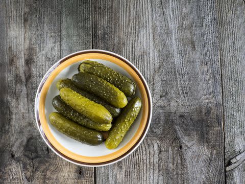 Los encurtidos no aportan tantas calorías como puede parecer a simple vista (aproximadamente 20kcal/100g), especialmente si se trata de pepinillos.