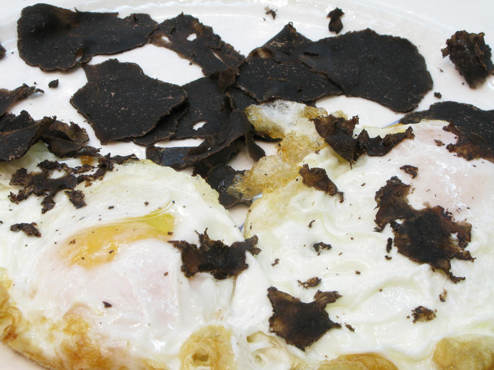 Huevos fritos con trufa negra. Foto: La cocina de María Luisa.