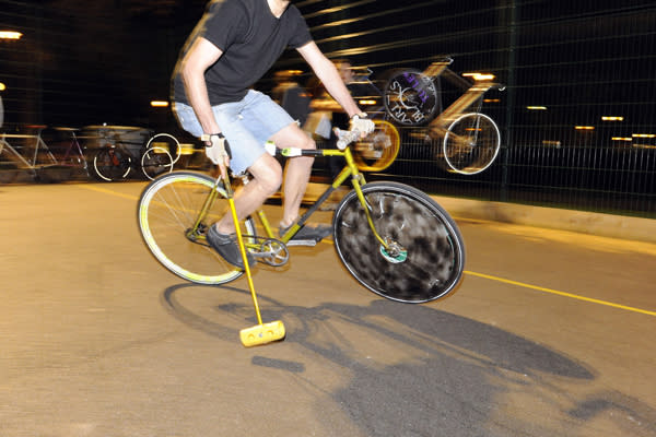 Polo ist Ihnen viel zu elitär? Kein Problem, hohlen Sie Ihren Drahtesel aus der Garage und auf geht’s zu einer Runde Fahrradpolo. Die Funsportart ist eine trendige Abwandlung vom traditionellen Pferdepolo. Die Regeln bleiben die gleichen. Statt hoch zu Ross, wird einfach auf dem Radl dem Ball hinterhergejagt. Yeeehaaa! (Bild: Rex Features)