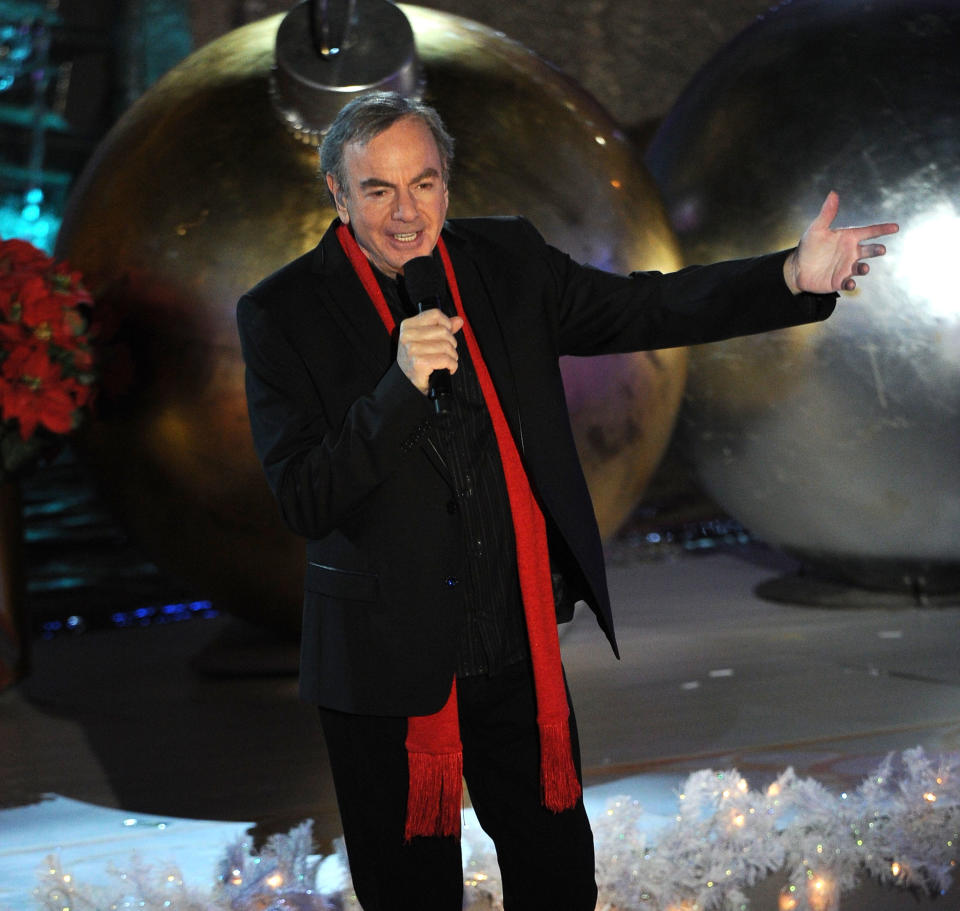 NEW YORK, NY - NOVEMBER 30: Neil Diamond performs at the 2011 Rockefeller Center Christmas tree lighting on November 30, 2011 in New York City. (Photo by Jason Kempin/Getty Images)