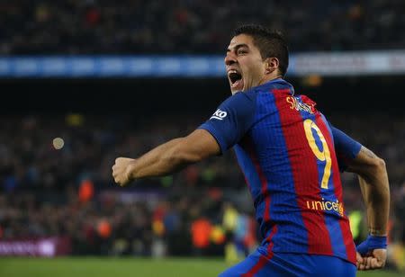 Football Soccer - Barcelona v Real Madrid - Spanish La Liga Santander- Nou Camp Stadium, Barcelona, Spain - 3/12/16. Barcelona's Luis Suarez celebrates after scoring their first goal during the "Clasico". REUTERS/Albert Gea