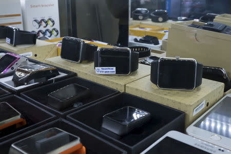 Apple Watch look-alike devices, made by a Chinese manufacturer, are displayed at a mall selling electronic products in China's southern city of Shenzhen, April 8, 2015. REUTERS/Tyrone Siu