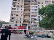 Cuerpos de civiles muertos por un ataque con misiles rusos frente a un edificio residencial dañado, mientras continúa el ataque de Rusia contra Ucrania, en la aldea de Serhiivka, región de Odesa, Ucrania